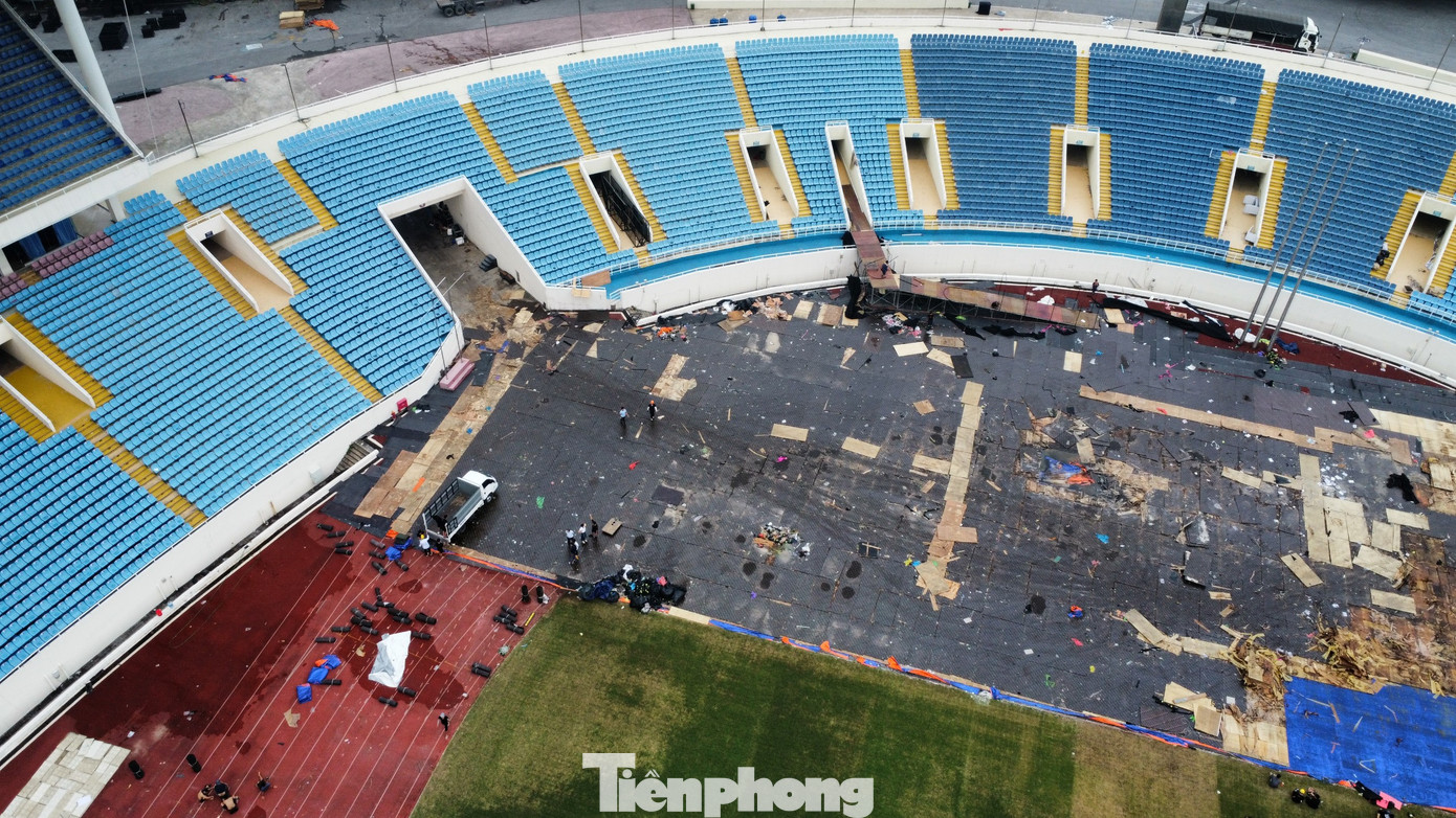 Bên trong sân là một công trường khổng lồ.