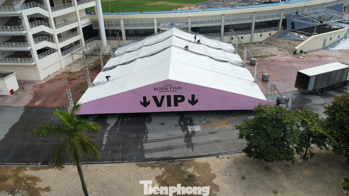 Nhiều hạng mục vẫn đang chờ được tháo dỡ dù 2 ngày đã trôi qua kể từ khi sự kiện kết thúc.
