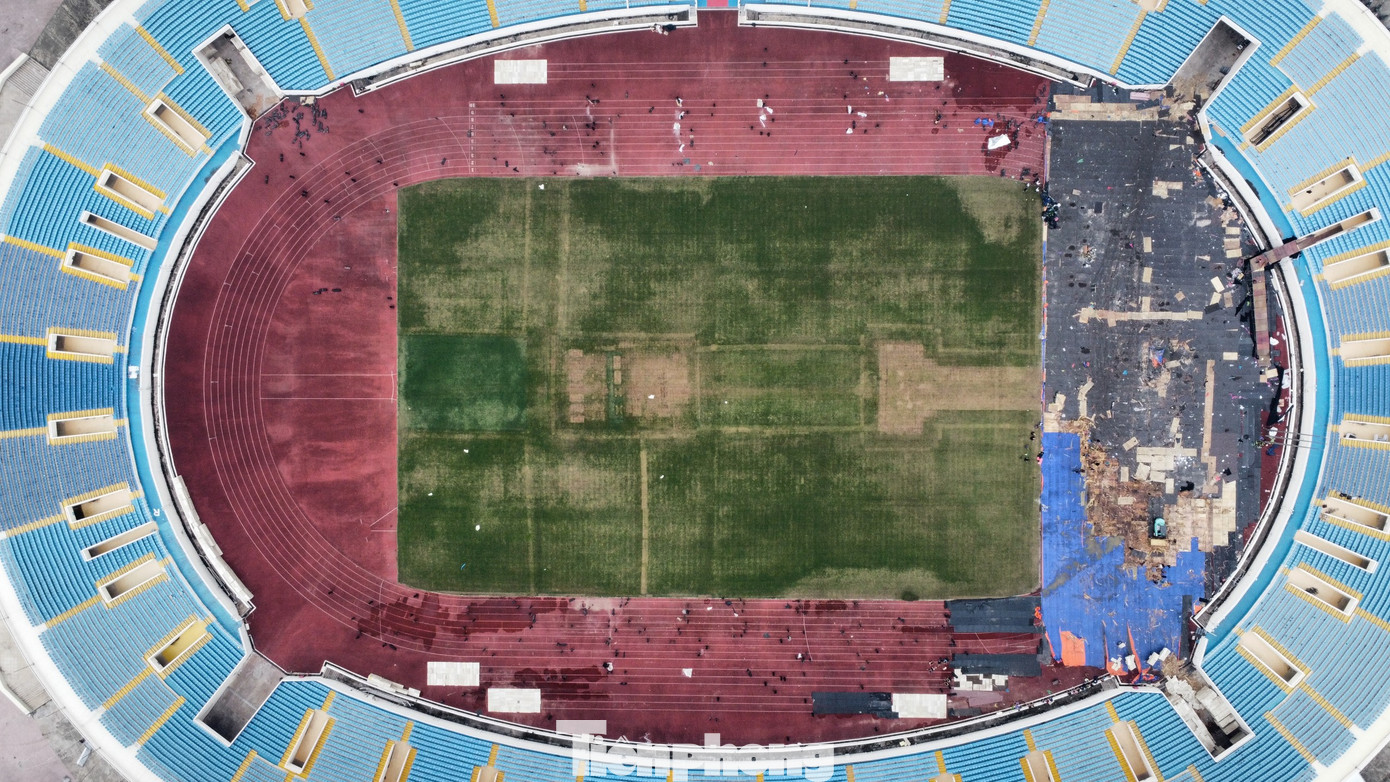 Điều đáng lo ngại nhất là mặt cỏ Mỹ Đình. Mặc dù trải thảm phía dưới nhưng với hơn 70.000 người có mặt trong 2 đêm diễn, mặt cỏ đã bị hư hại.