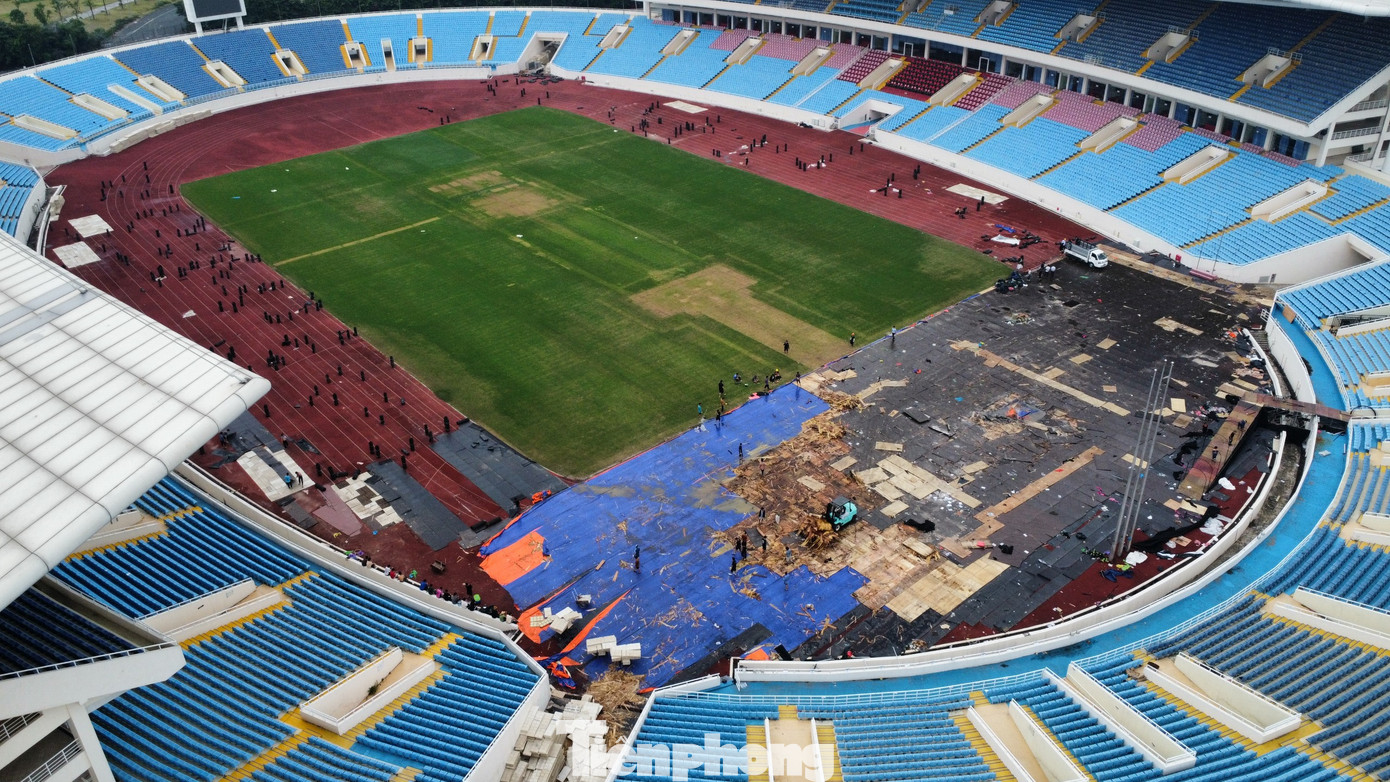 Mặt cỏ Mỹ Đình từng trở thành chủ đề nóng thời điểm diễn ra AFF Cup 2022. Sau những nỗ lực cải thiện hồi đầu năm, mặt cỏ đã trở nên tốt hơn, cho đến khi đêm nhạc BlackPink diễn ra.