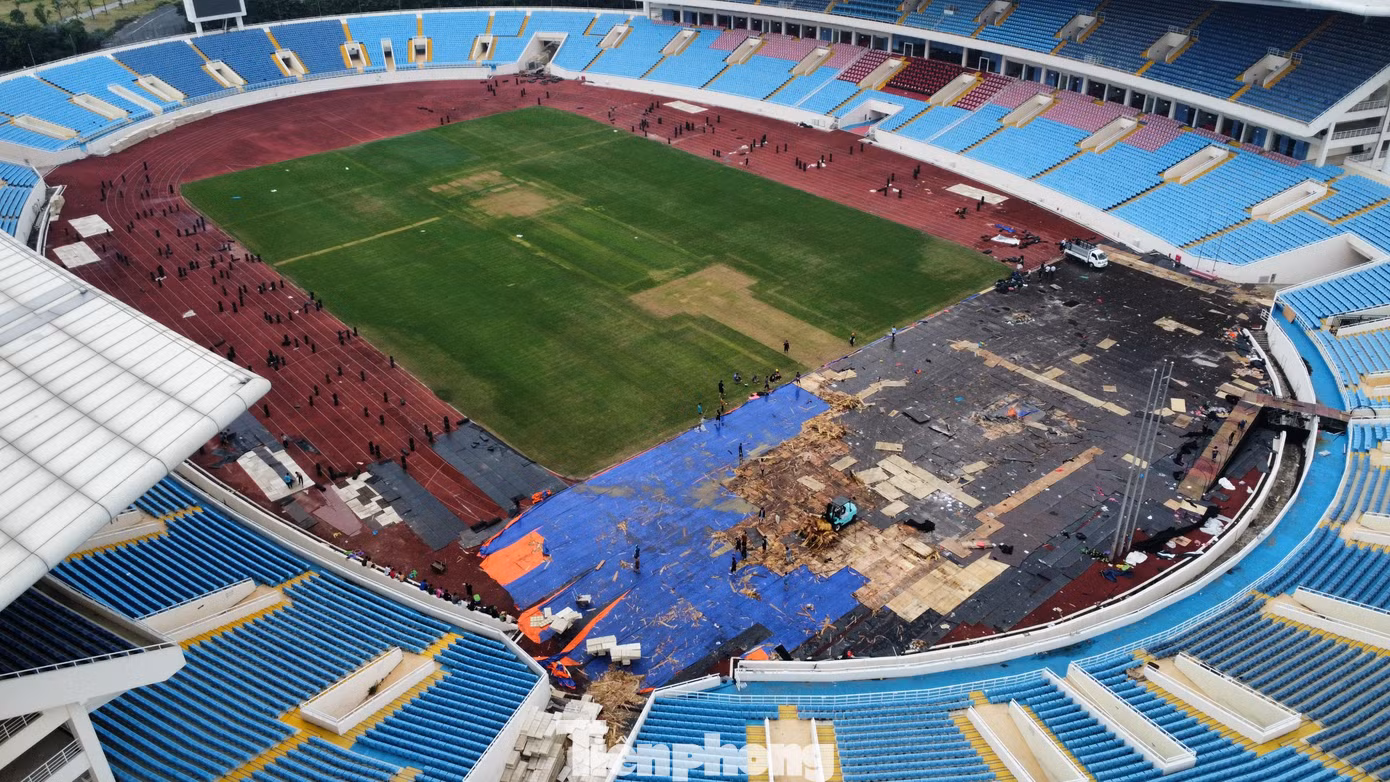 Mặt cỏ Mỹ Đình từng trở thành chủ đề nóng thời điểm diễn ra AFF Cup 2022. Sau những nỗ lực cải thiện hồi đầu năm, mặt cỏ đã trở nên tốt hơn, cho đến khi đêm nhạc BlackPink diễn ra.