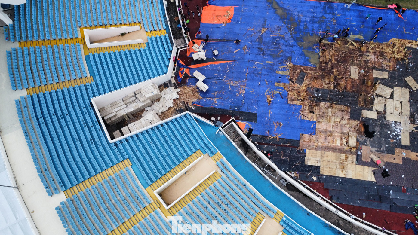 Để tạo nên một đêm nhạc rực rỡ, một sân khấu cầu kỳ đã được thiết lập. Và khi tháo dỡ cũng kỳ công không kém.