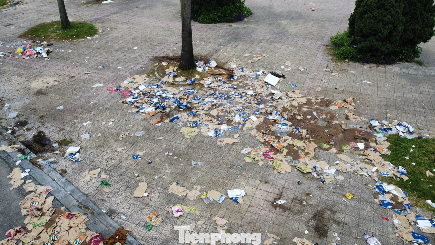 Xung quanh Mỹ Đình, rác thải vẫn ngập ngụa ở nhiều nơi mặc dù các công nhân vệ sinh môi trường đã làm việc hết công suất.