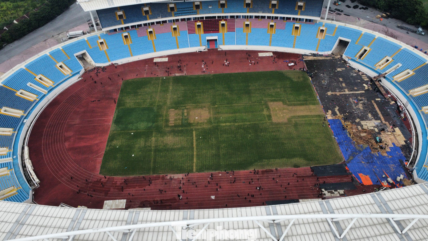 Mặt cỏ Mỹ Đình từng trở thành chủ đề nóng thời điểm diễn ra AFF Cup 2022. Sau những nỗ lực cải thiện hồi đầu năm, mặt cỏ đã trở nên tốt hơn, cho đến khi đêm nhạc BlackPink diễn ra.