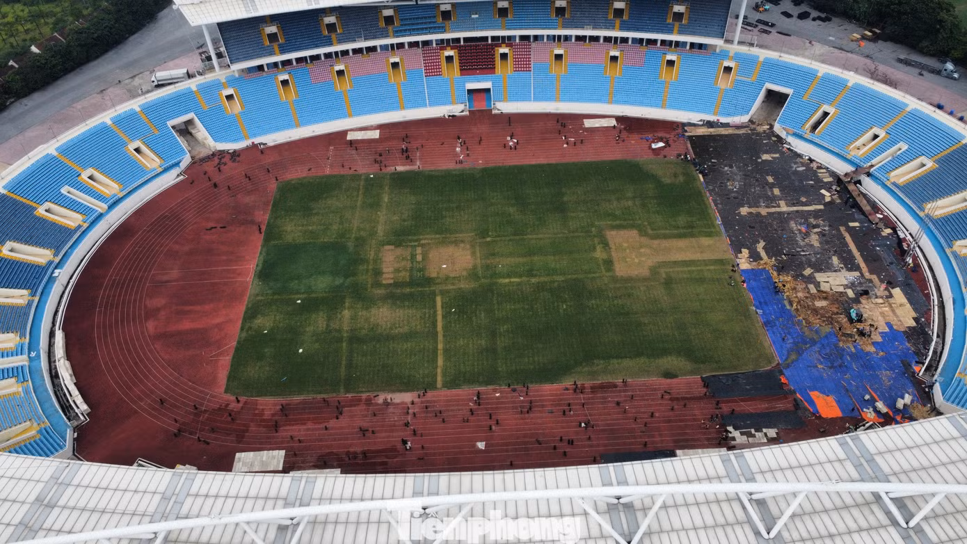Mặt cỏ Mỹ Đình từng trở thành chủ đề nóng thời điểm diễn ra AFF Cup 2022. Sau những nỗ lực cải thiện hồi đầu năm, mặt cỏ đã trở nên tốt hơn, cho đến khi đêm nhạc BlackPink diễn ra.