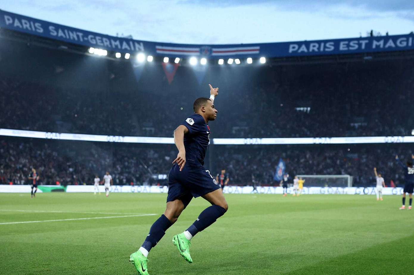 Mbappe quyết định chia tay PSG sau 7 năm gắn bó. Mbappe quyết định chia tay PSG sau 7 năm gắn bó.
