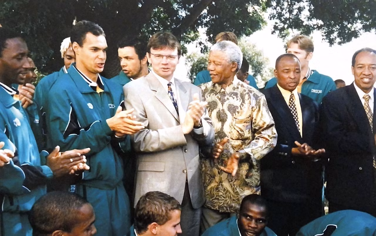 HLV Philippe Troussier gặp Tổng thống Nam Phi Nelson Mandela khi còn làm việc ở châu Phi. HLV Philippe Troussier gặp Tổng thống Nam Phi Nelson Mandela khi còn làm việc ở châu Phi.
