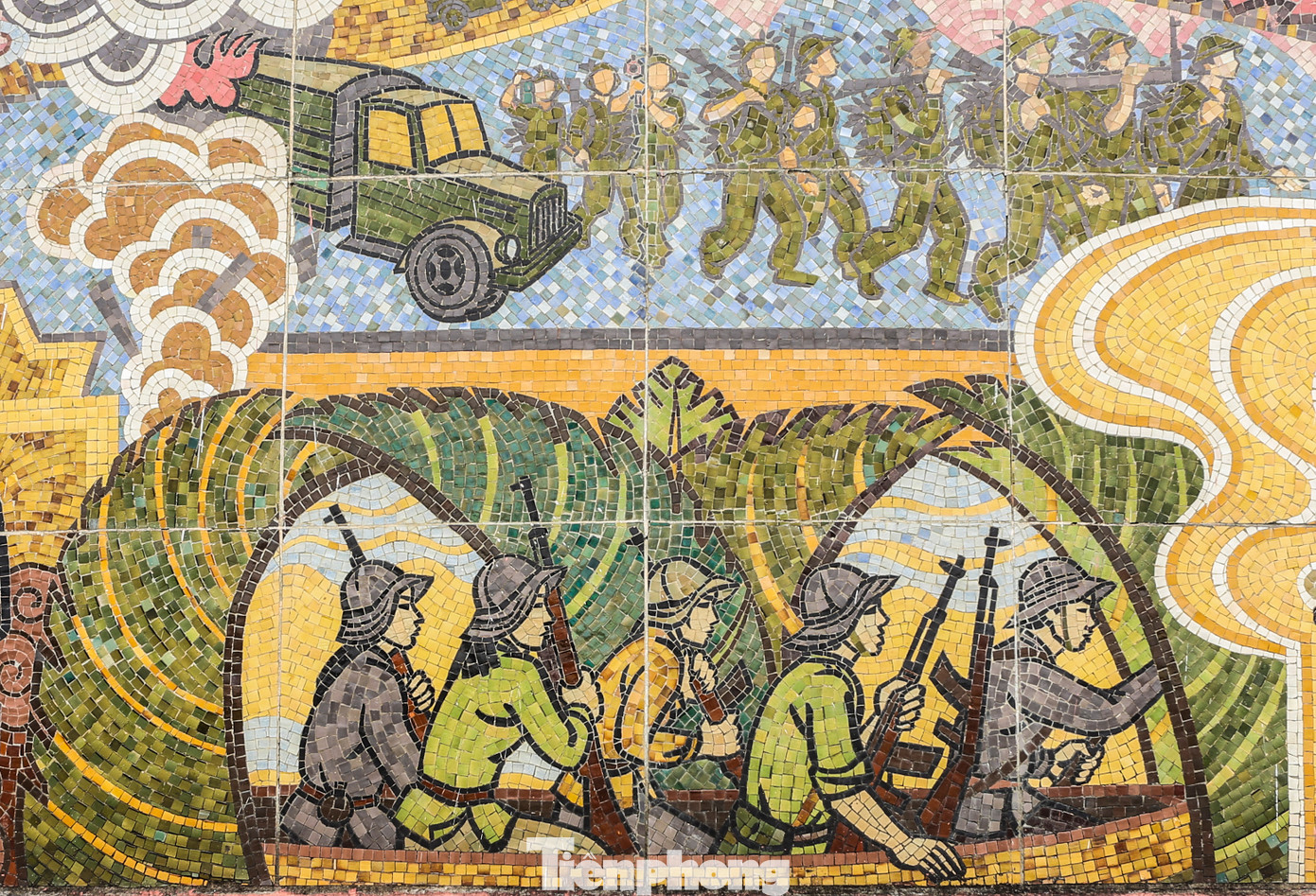 Các bức tranh tái hiện năm tháng đấu tranh khốc liệt giữa hai bờ giới tuyến, dù khó khăn gian khổ cả đất nước vẫn tin tưởng vào Bác Hồ và sự lãnh đạo của Đảng.