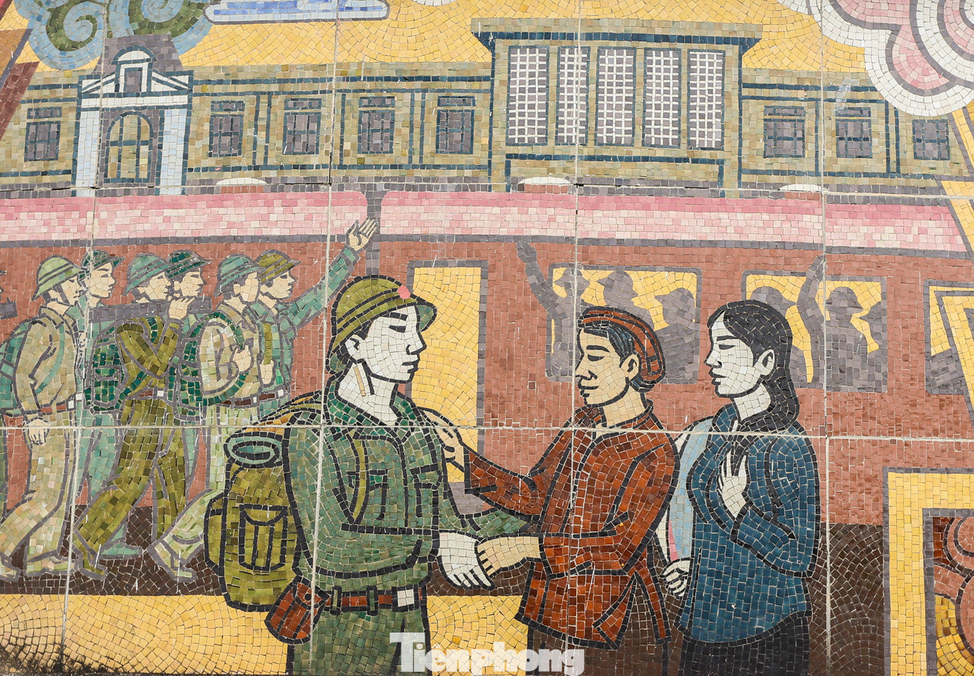 Các bức tranh tái hiện năm tháng đấu tranh khốc liệt giữa hai bờ giới tuyến, dù khó khăn gian khổ cả đất nước vẫn tin tưởng vào Bác Hồ và sự lãnh đạo của Đảng.