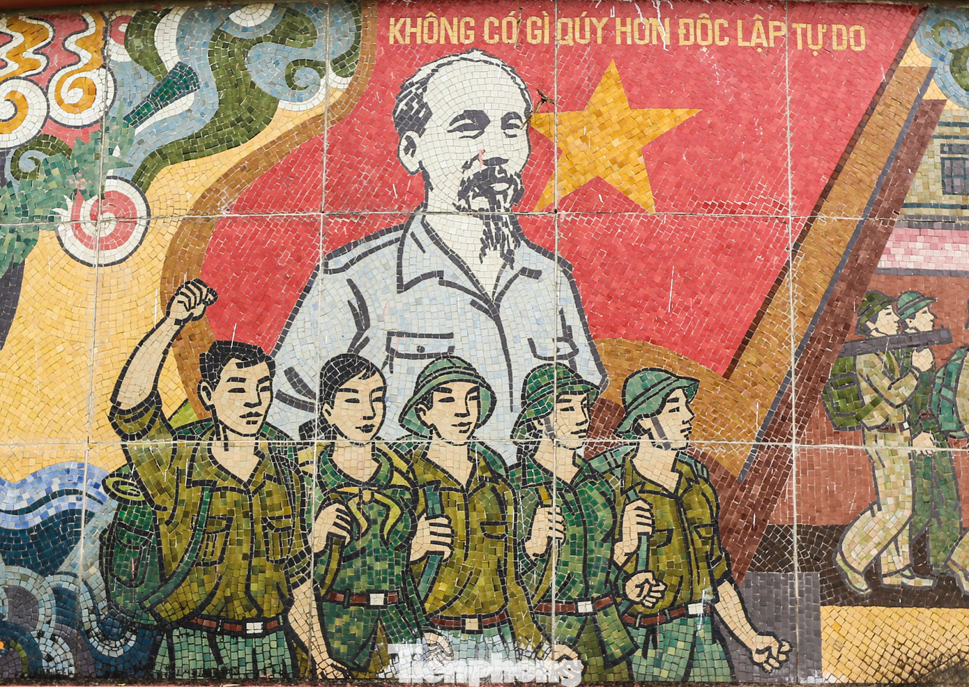 Các bức tranh tái hiện năm tháng đấu tranh khốc liệt giữa hai bờ giới tuyến, dù khó khăn gian khổ cả đất nước vẫn tin tưởng vào Bác Hồ và sự lãnh đạo của Đảng.