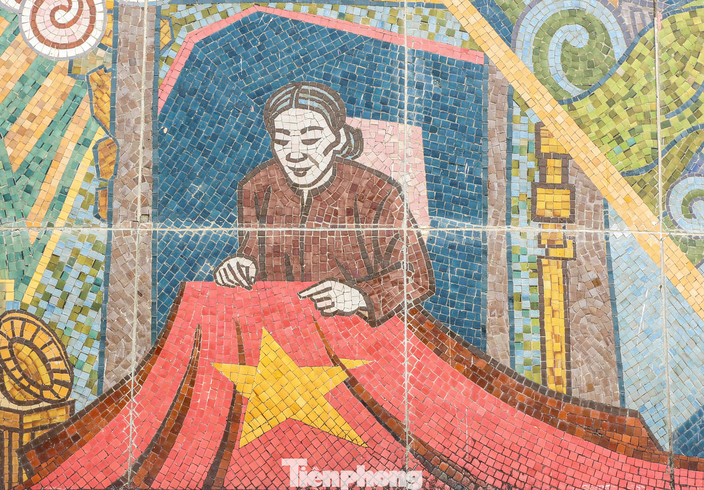 Các bức tranh tái hiện năm tháng đấu tranh khốc liệt giữa hai bờ giới tuyến, dù khó khăn gian khổ cả đất nước vẫn tin tưởng vào Bác Hồ và sự lãnh đạo của Đảng.