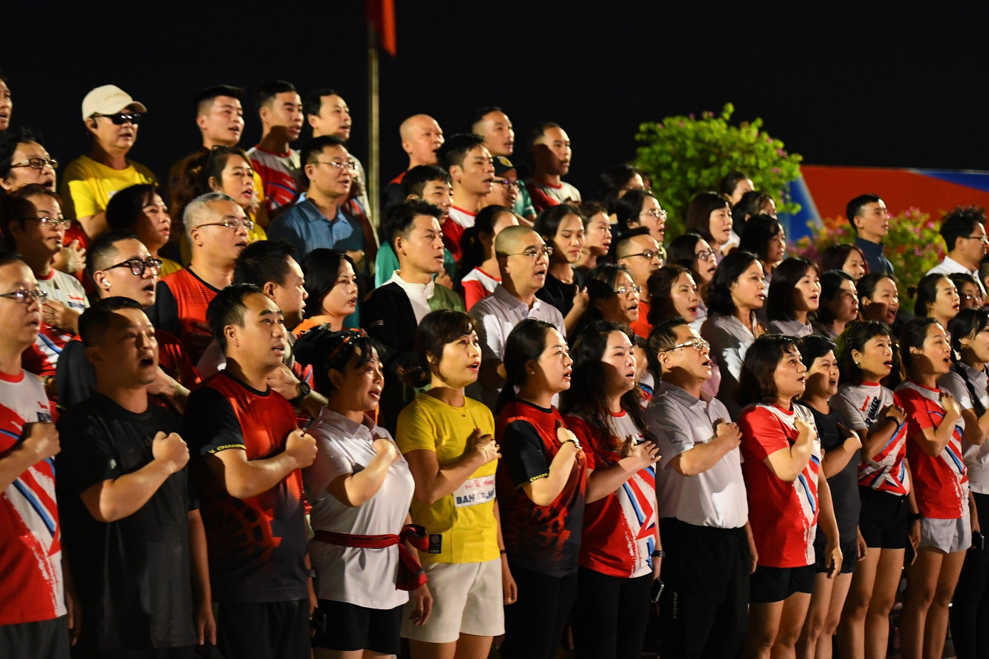 Khoảnh khắc đầy xúc động khi Quốc ca vang lên.
