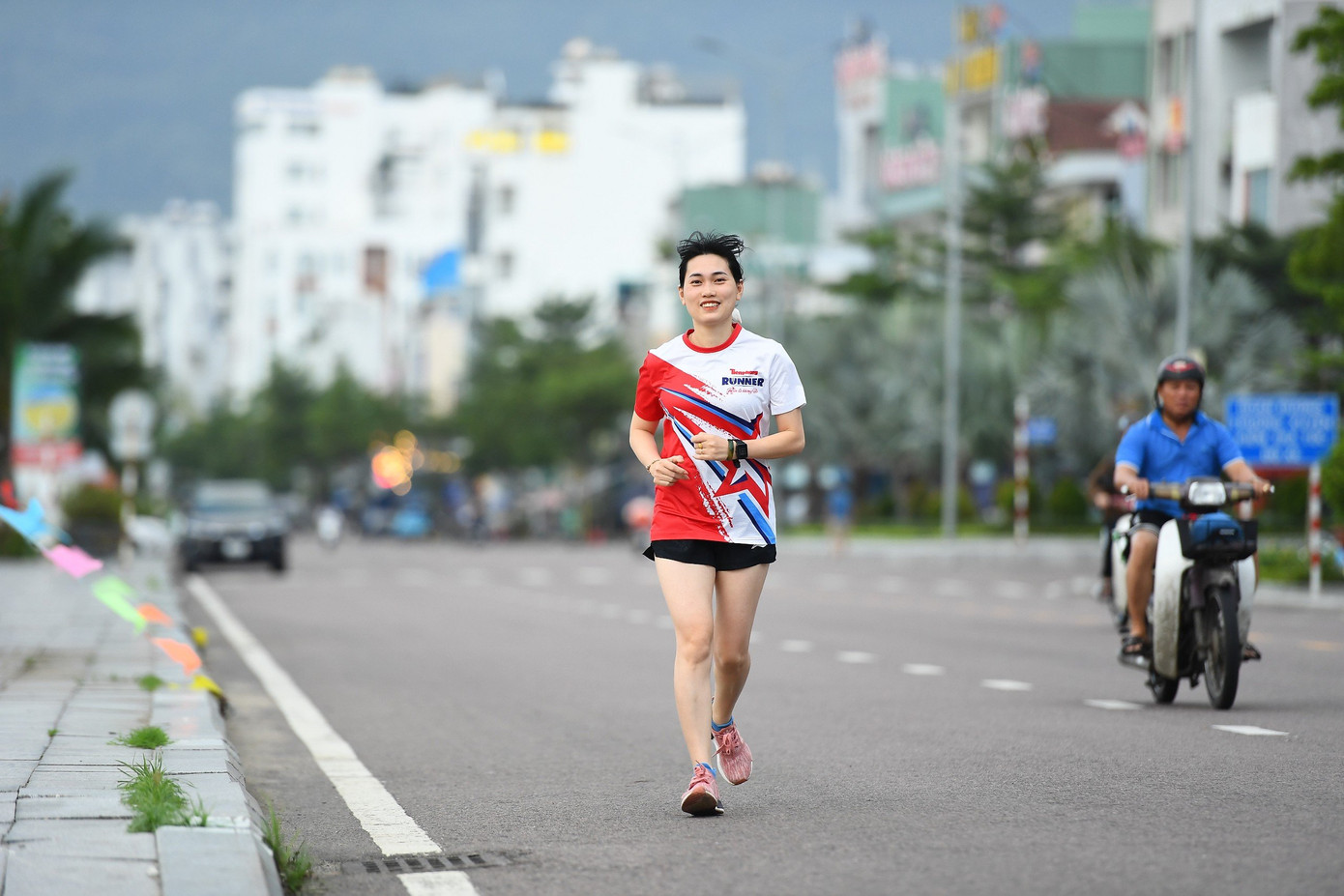 Các chân chạy của Tiền Phong Runner sải bước trên đường ven biển Quy Nhơn.