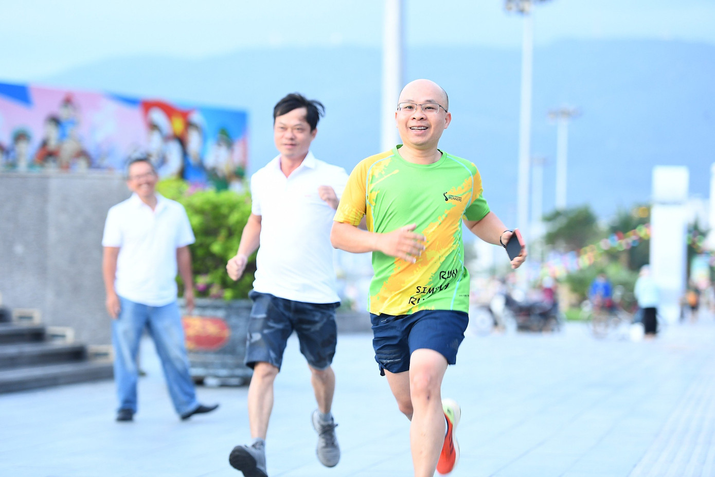 Các chân chạy của Tiền Phong Runner sải bước trên đường ven biển Quy Nhơn.