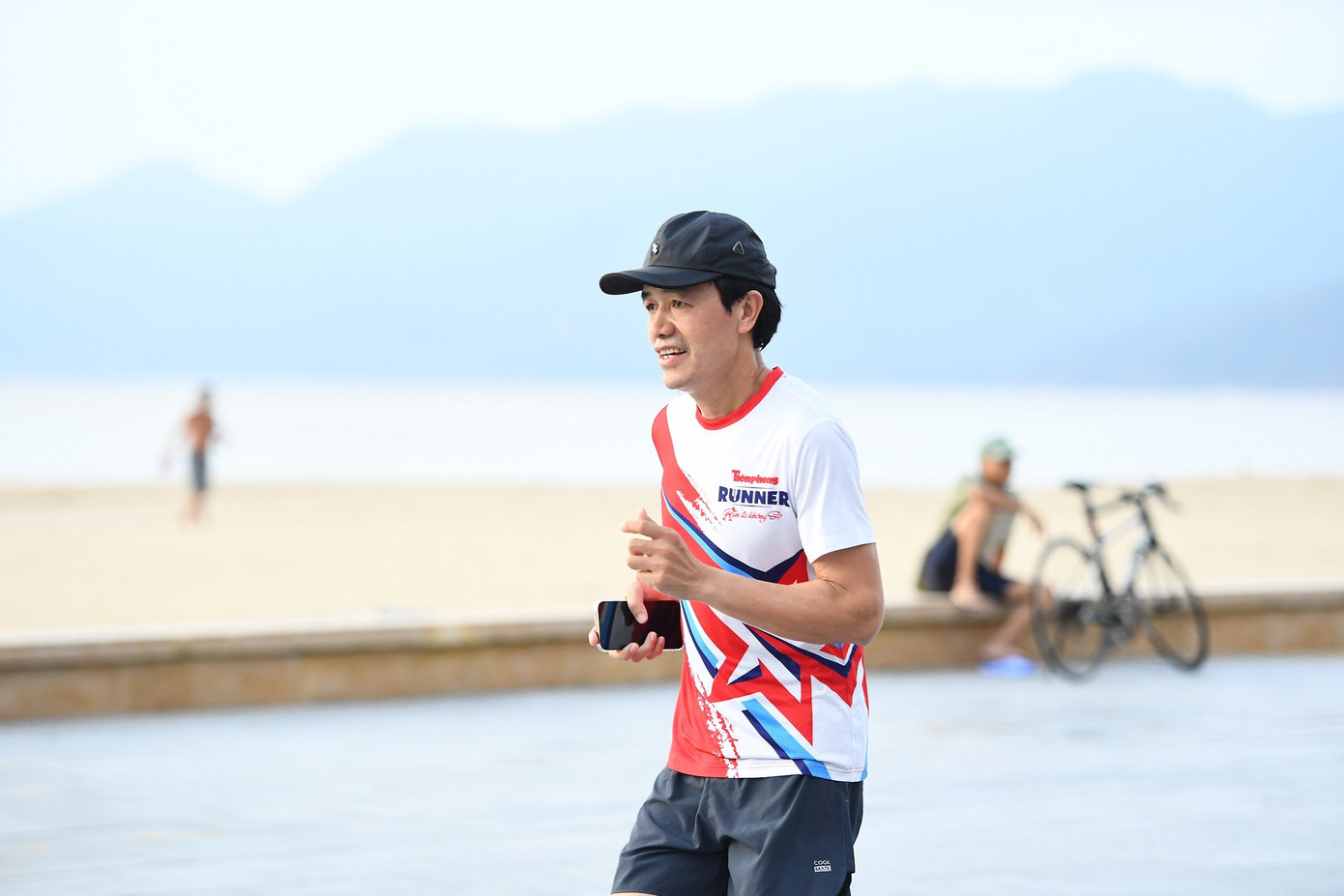 Các chân chạy của Tiền Phong Runner sải bước trên đường ven biển Quy Nhơn.