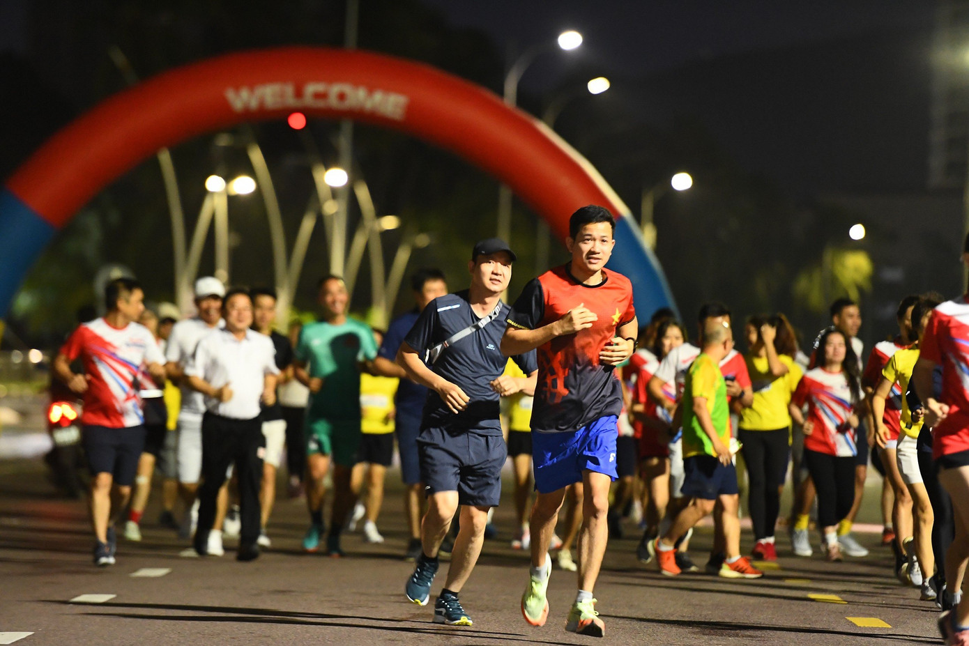 Cuộc chinh phục cự ly 7km đường ven biển Quy Nhơn bắt đầu từ lúc 5h15 sáng 18/11.