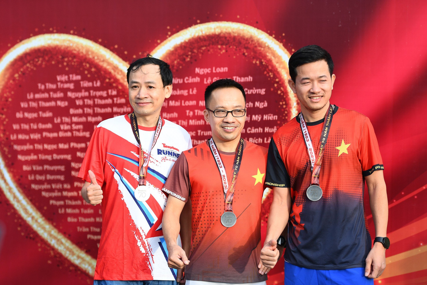 Ba runner xuất sắc cán đích đầu tiên giải chạy kỷ niệm 70 năm báo Tiền Phong ra số đầu tiên.