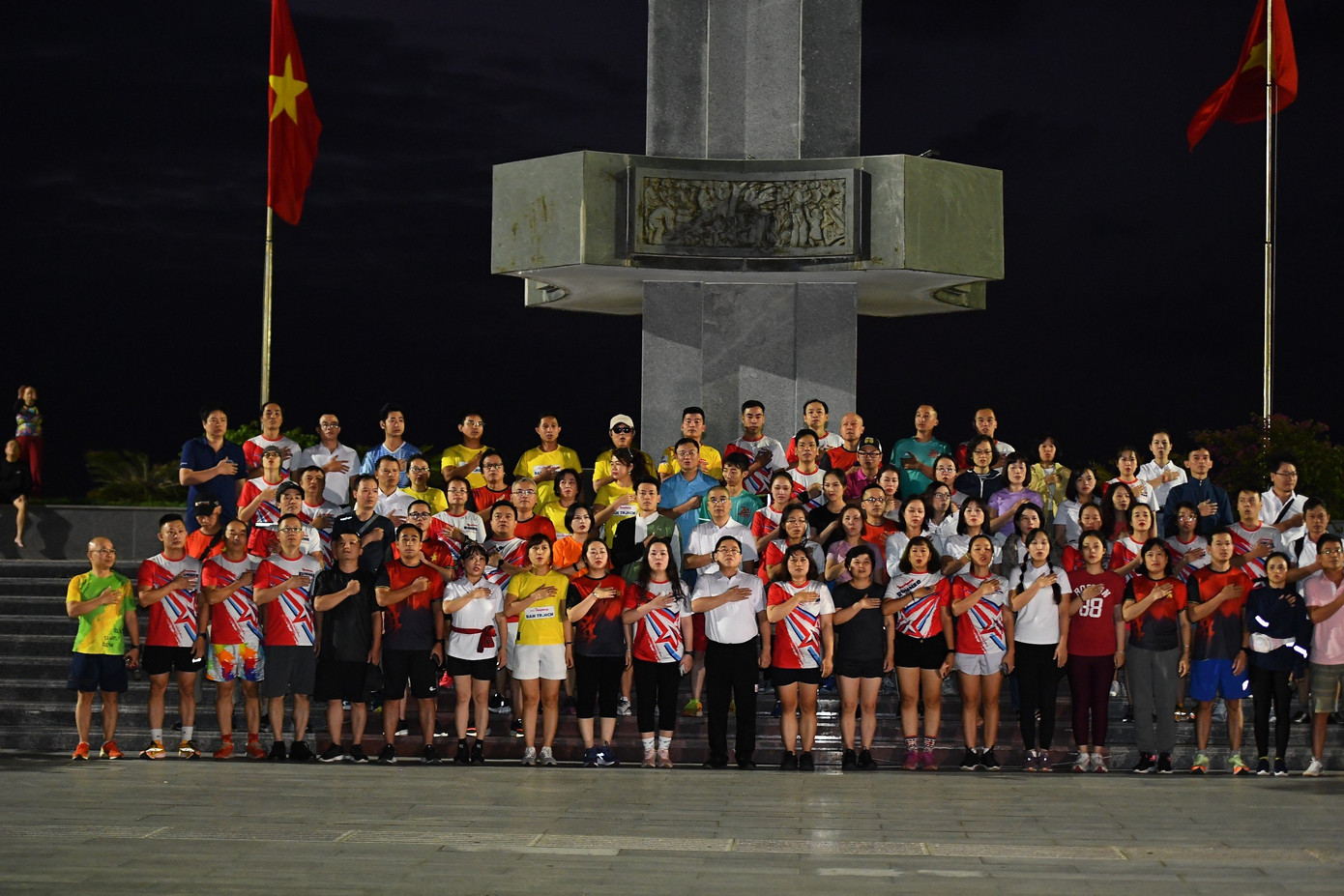 Trước khi bắt đầu hành trình chinh phục 7km đường ven biển Quy Nhơn, nhà báo Lê Xuân Sơn - Tổng biên tập báo Tiền Phong, cùng gần 100 runner cử hành Quốc ca ở Quảng trường Chiến thắng.