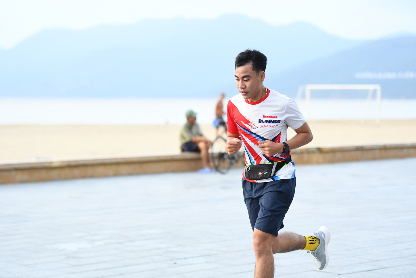 Các chân chạy của Tiền Phong Runner sải bước trên đường ven biển Quy Nhơn.