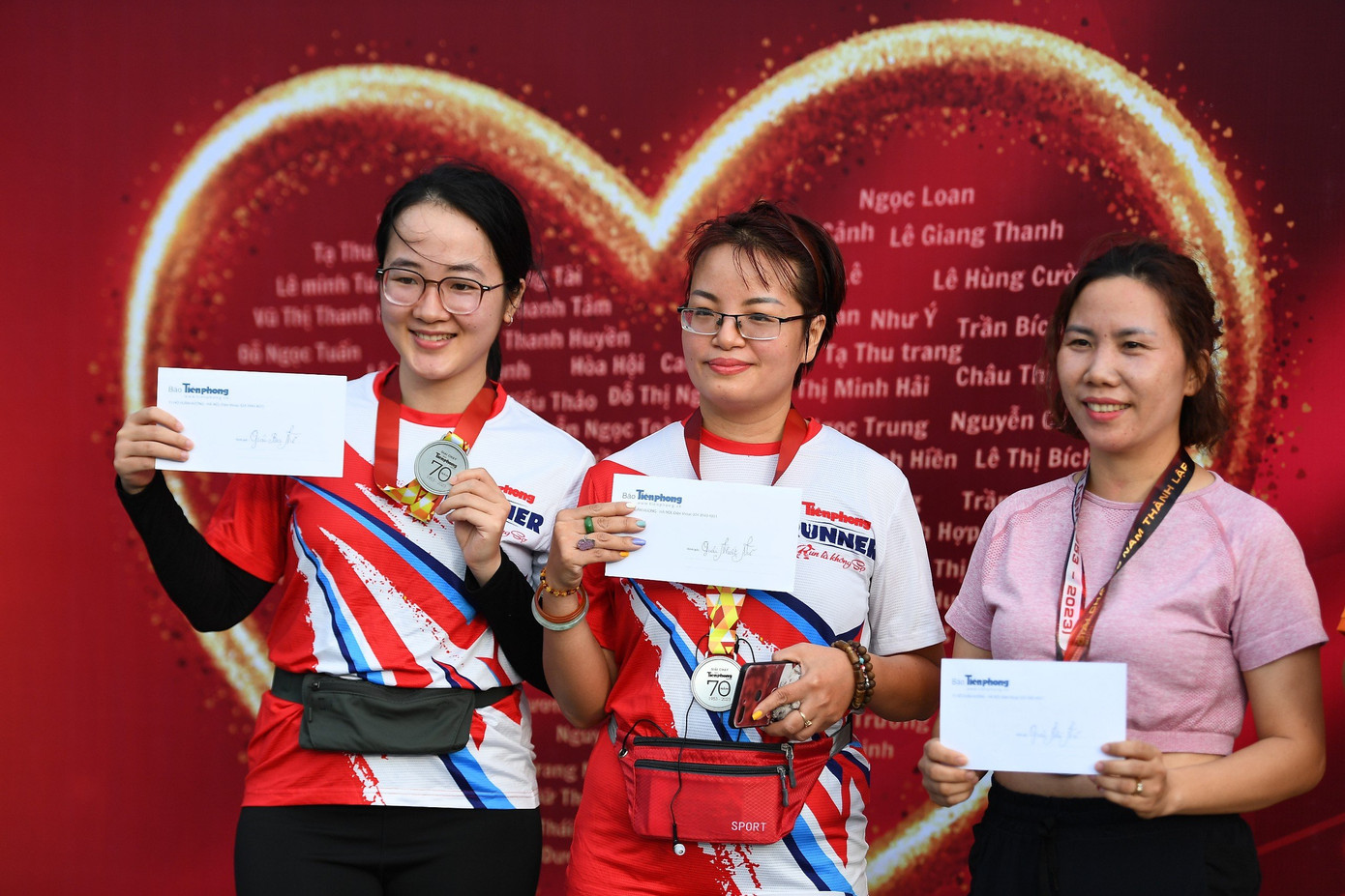 Ba runner nữ đoạt giải Nhất, Nhì và Ba.