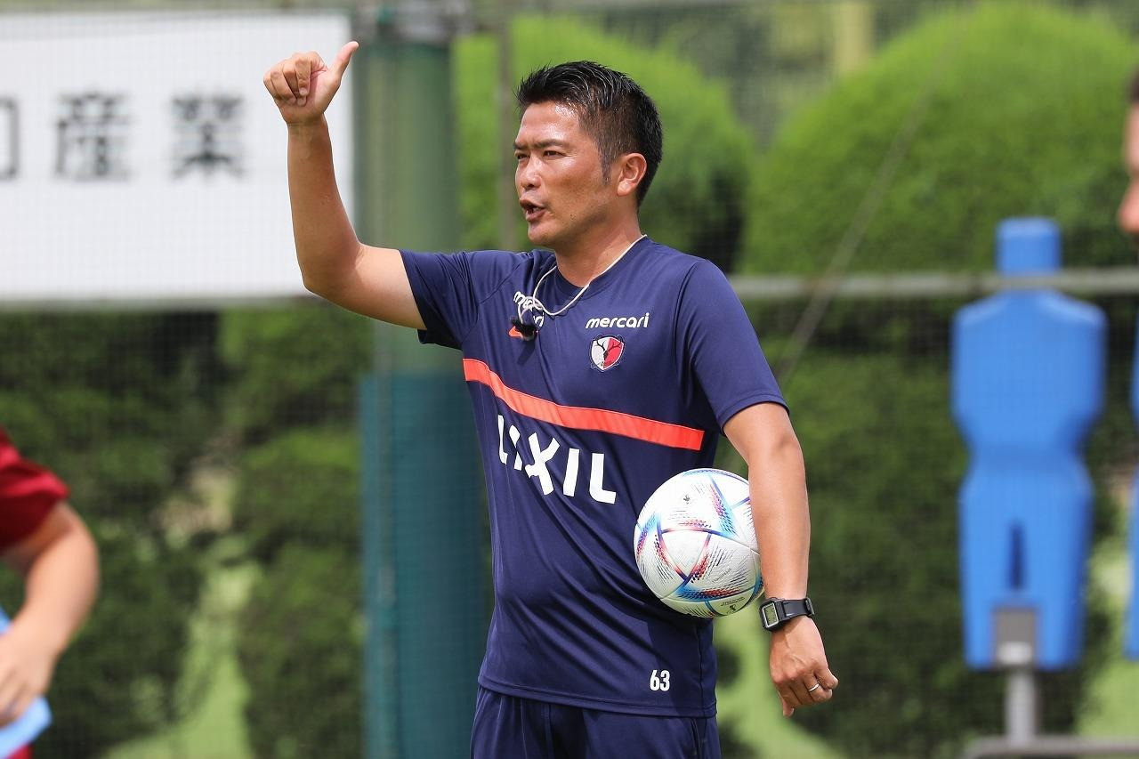 Ông từng dẫn dắt 3 đội bóng Đại học trước khi ngồi vào ghế HLV Kashima Antlers.