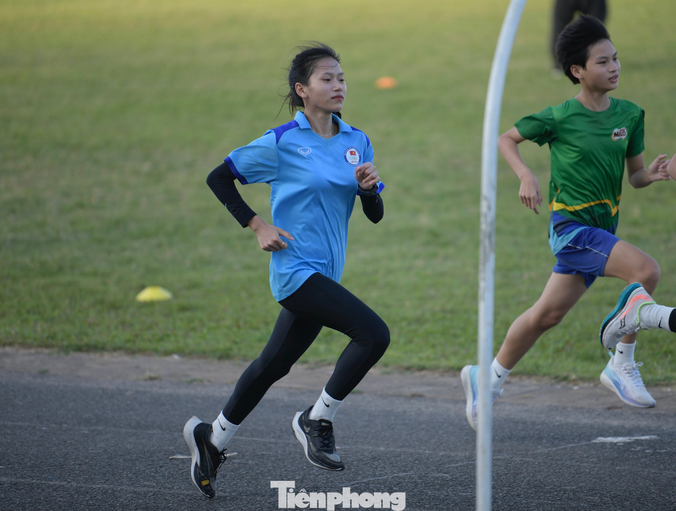 Hoàng Thị Ngọc Anh, thành viên đội tuyển điền kinh trẻ quốc gia, cũng là một tài năng sáng giá. Theo HLV Lê Văn Chức, Ngọc Anh chính là một trong những động lực khiến đoàn Hải Dương tái tham gia Tiền Phong Marathon.