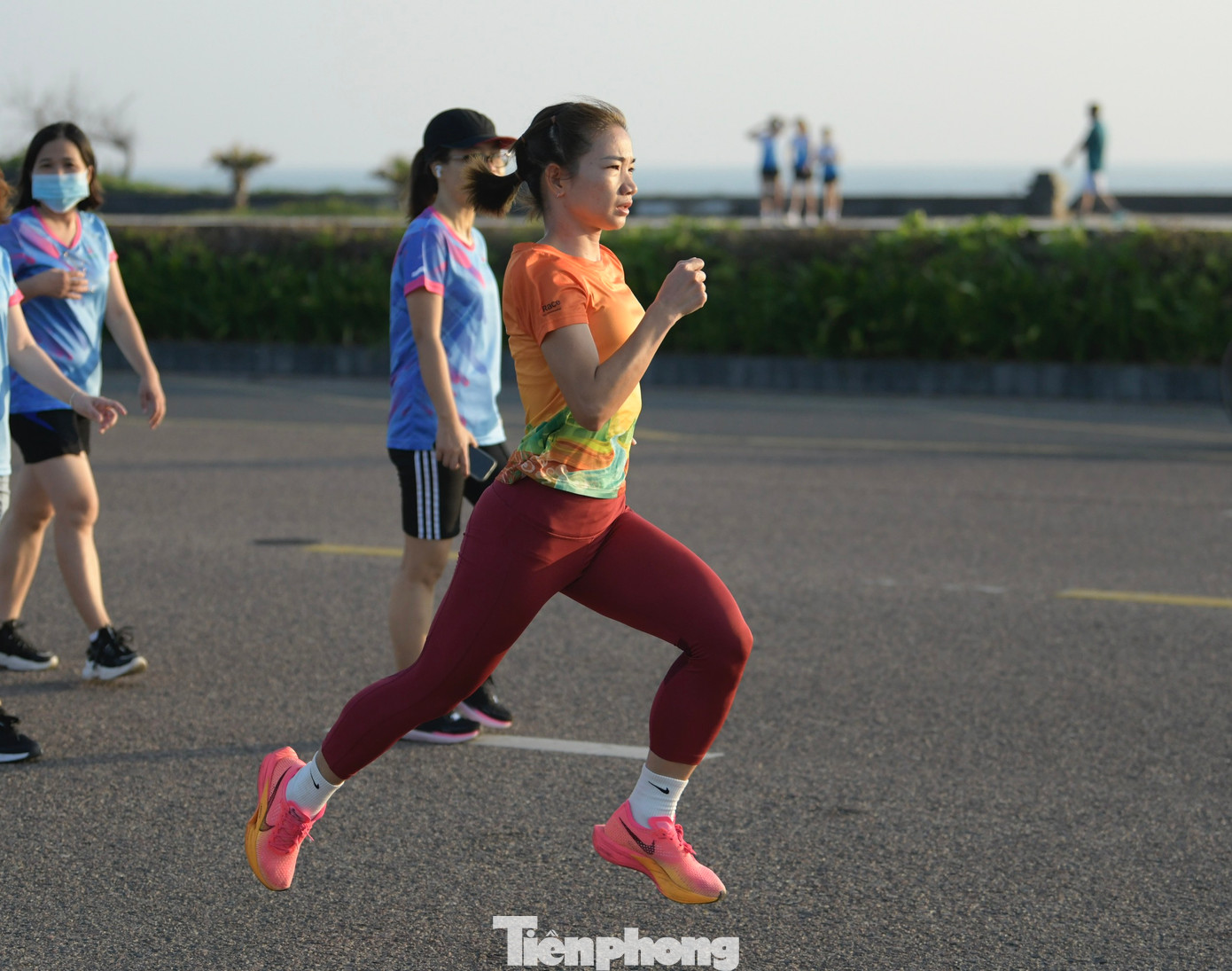 Những bước chạy đầy mạnh mẽ của tuyển thủ người Bắc Giang. Cô đang nỗ lực tạo nên một năm 2024 đáng nhớ sau khi rất thành công ở năm 2023, với tấm Huy chương Vàng điền kinh trong nhà châu Á và 4 Huy chương Vàng SEA Games 32.