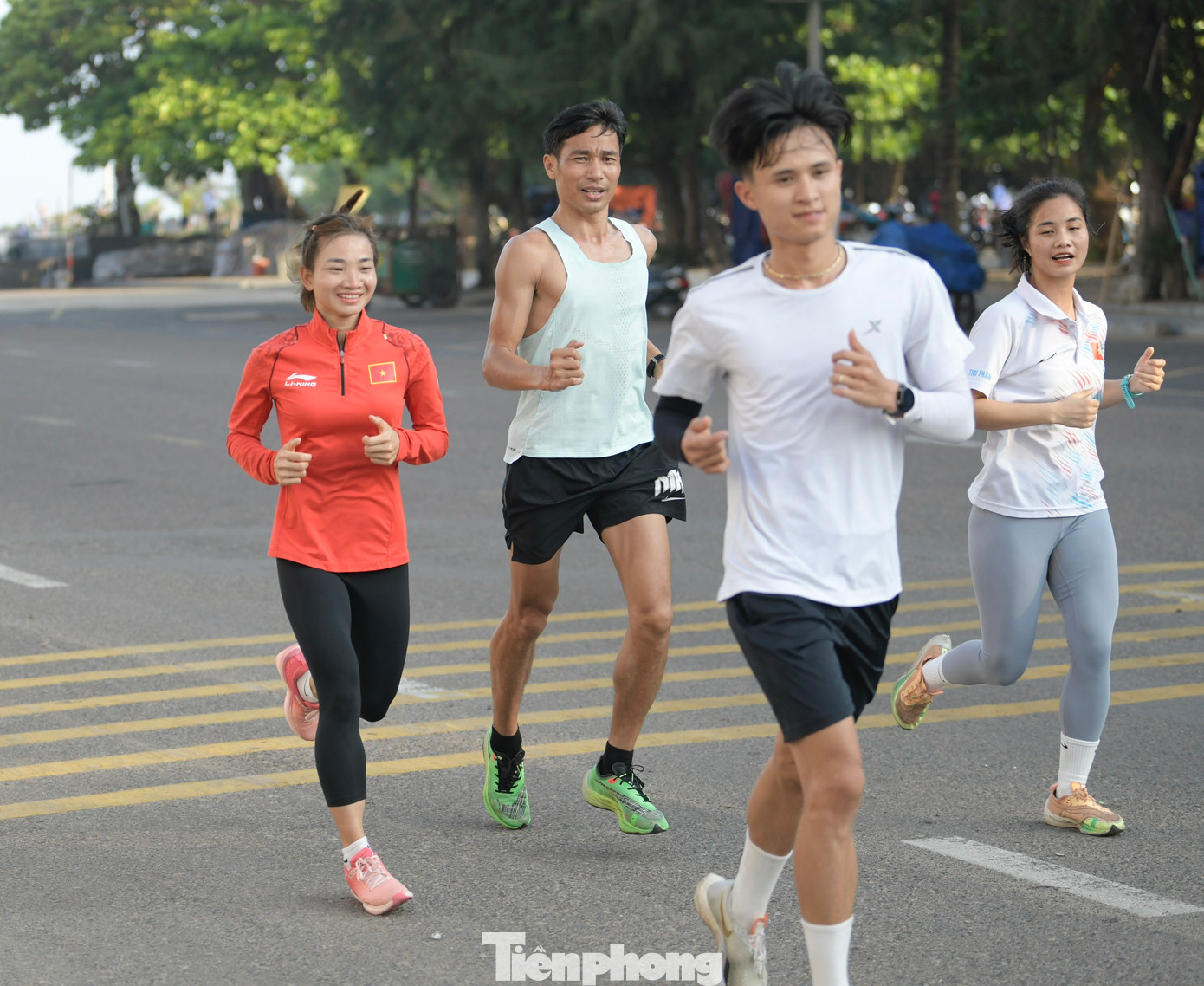 Hình ảnh đẹp tại Phú Yên, khi Trung Cường và Nguyễn Văn Lai, Nguyễn Thị Oanh trên cùng một đường chạy buổi sáng sớm.