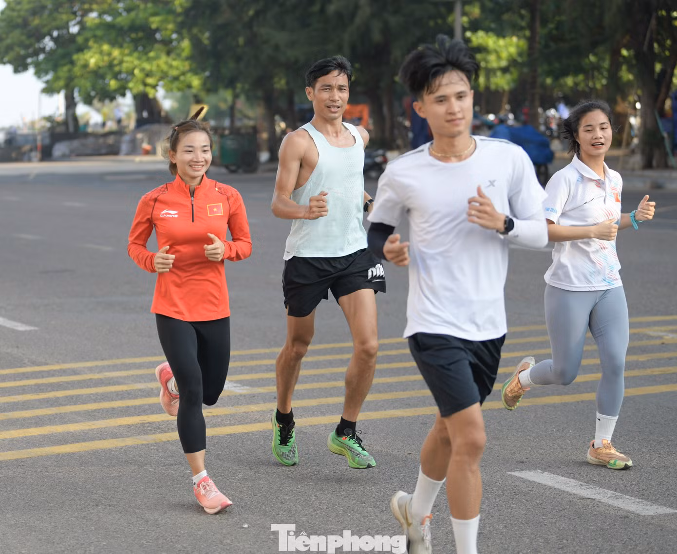 Hình ảnh đẹp tại Phú Yên, khi Trung Cường và Nguyễn Văn Lai, Nguyễn Thị Oanh trên cùng một đường chạy buổi sáng sớm.