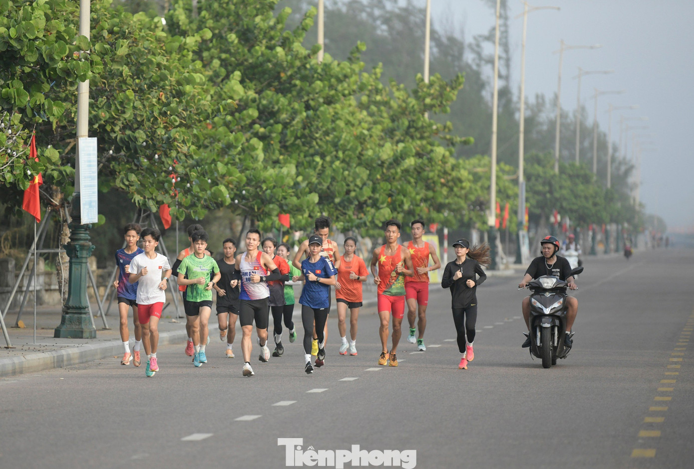 Tiền Phong Marathon 2024 đã đến thật gần, và tất cả đang mong chờ những màn so tài hấp dẫn được tạo nên bởi các ngôi sao và tài năng trẻ của điền kinh Việt Nam.
