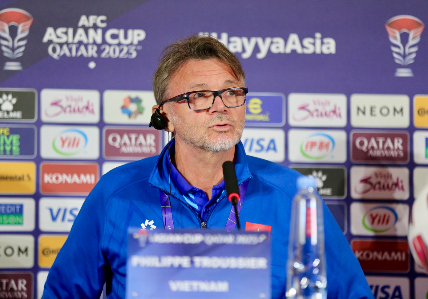 HLV Troussier trong buổi họp báo trước trận gặp Nhật Bản. (Ảnh: Hữu Phạm)