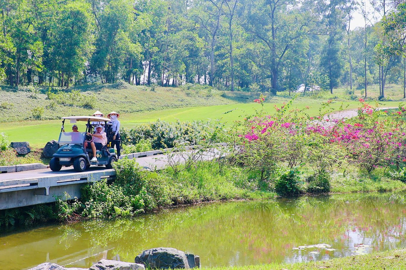 Vẻ đẹp rực rỡ của sân Kings Course cũng hiện lên đầy đủ dưới ánh nắng buổi trưa. Như đã biết, Jack Nicklaus II thiết kế Kings Course với tiêu chí bảo tồn và tôn vinh địa hình tự nhiên, với rất nhiều hoa cỏ, cây xanh bên cạnh những bẫy chiến thuật đầy thách thức.