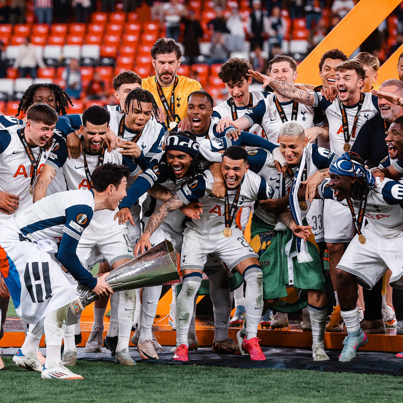 Tottenham trong khoảnh khắc vinh quang đêm thứ Tư tại San Mames, Bilbao.