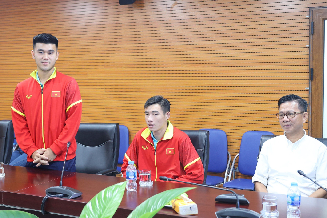 Thay mặt các cầu thủ U23 Việt Nam, đội trưởng Quan văn Chuẩn và tiền vệ Thái Bá Đạt cảm ơn sự động viên của Quỹ Hỗ trợ Tài năng trẻ Việt Nam và báo Tiền Phong, hứa sẽ không ngừng rèn luyện, nỗ lực hết sức mình để góp phần tạo nên những thành công mới cho bóng đá Việt nam trong tương lai.