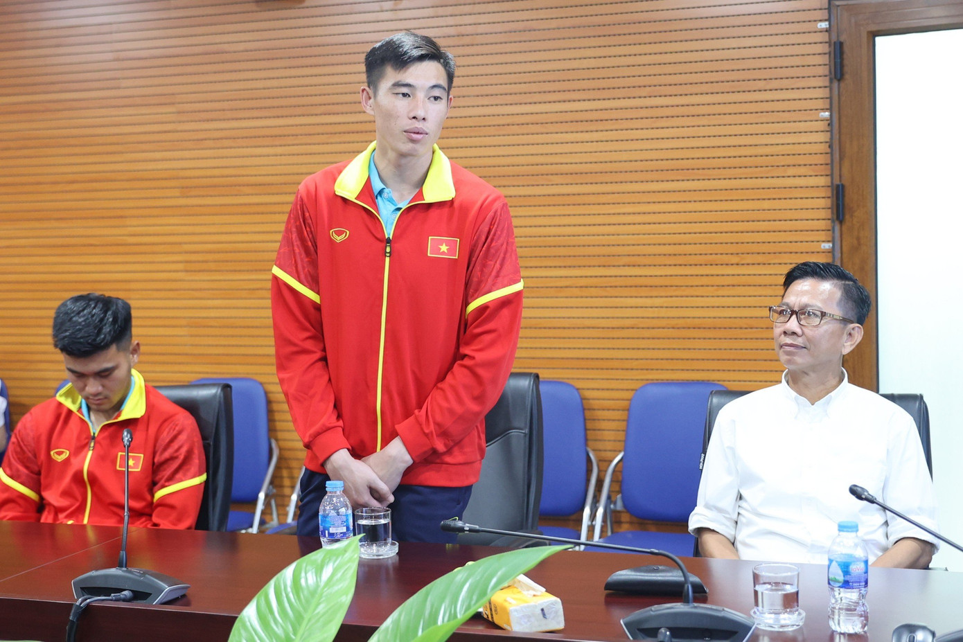 Thay mặt các cầu thủ U23 Việt Nam, đội trưởng Quan văn Chuẩn và tiền vệ Thái Bá Đạt cảm ơn sự động viên của Quỹ Hỗ trợ Tài năng trẻ Việt Nam và báo Tiền Phong, hứa sẽ không ngừng rèn luyện, nỗ lực hết sức mình để góp phần tạo nên những thành công mới cho bóng đá Việt nam trong tương lai.