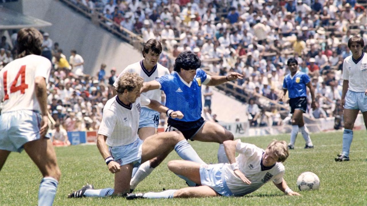 Maradona trong vòng vây của các cầu thủ Anh ở trận tứ kết World Cup 1986. (Ảnh: CNN)