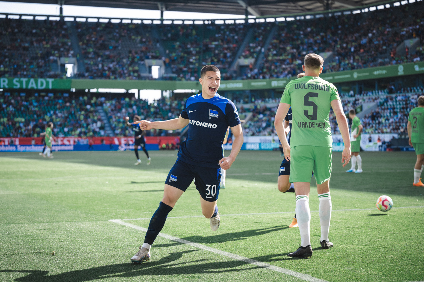 Maza ghi bàn thắng vào lưới Wolfburg khi mới 17 tuổi 6 tháng 3 ngày. Maza ghi bàn thắng vào lưới Wolfburg khi mới 17 tuổi 6 tháng 3 ngày.