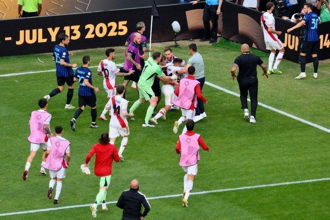 Hình ảnh xấu xí được tạo ra bởi các cầu thủ River Plate ở trận thua Inter.