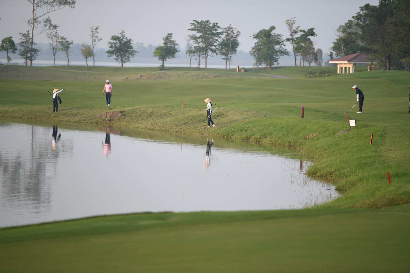 Nếu tính toán không kỹ, từ điểm rơi đến sức gió, bóng có thể rơi xuống hồ nước hoặc bẫy cát. Nếu tính toán không kỹ, từ điểm rơi đến sức gió, bóng có thể rơi xuống hồ nước hoặc bẫy cát.