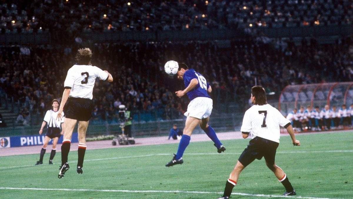 Schillaci và cú đánh đầu tung lưới Áo, cũng là bàn đầu tiên của ông trong màu áo ĐT Italia.