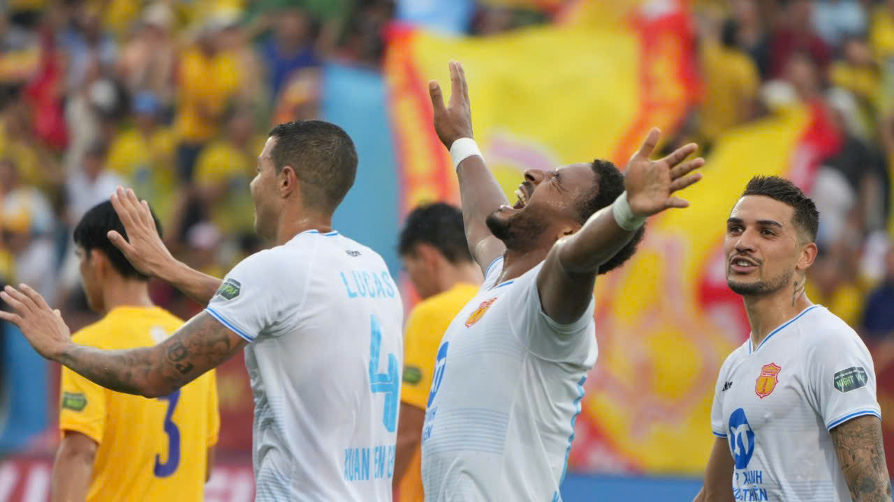 Sau 39 năm, thành Nam lại được sống trong bầu không khí lễ hội, khi Thép Xanh Nam Định đăng quang ở V-League 2023/2024. Sau 39 năm, thành Nam lại được sống trong bầu không khí lễ hội, khi Thép Xanh Nam Định đăng quang ở V-League 2023/2024.