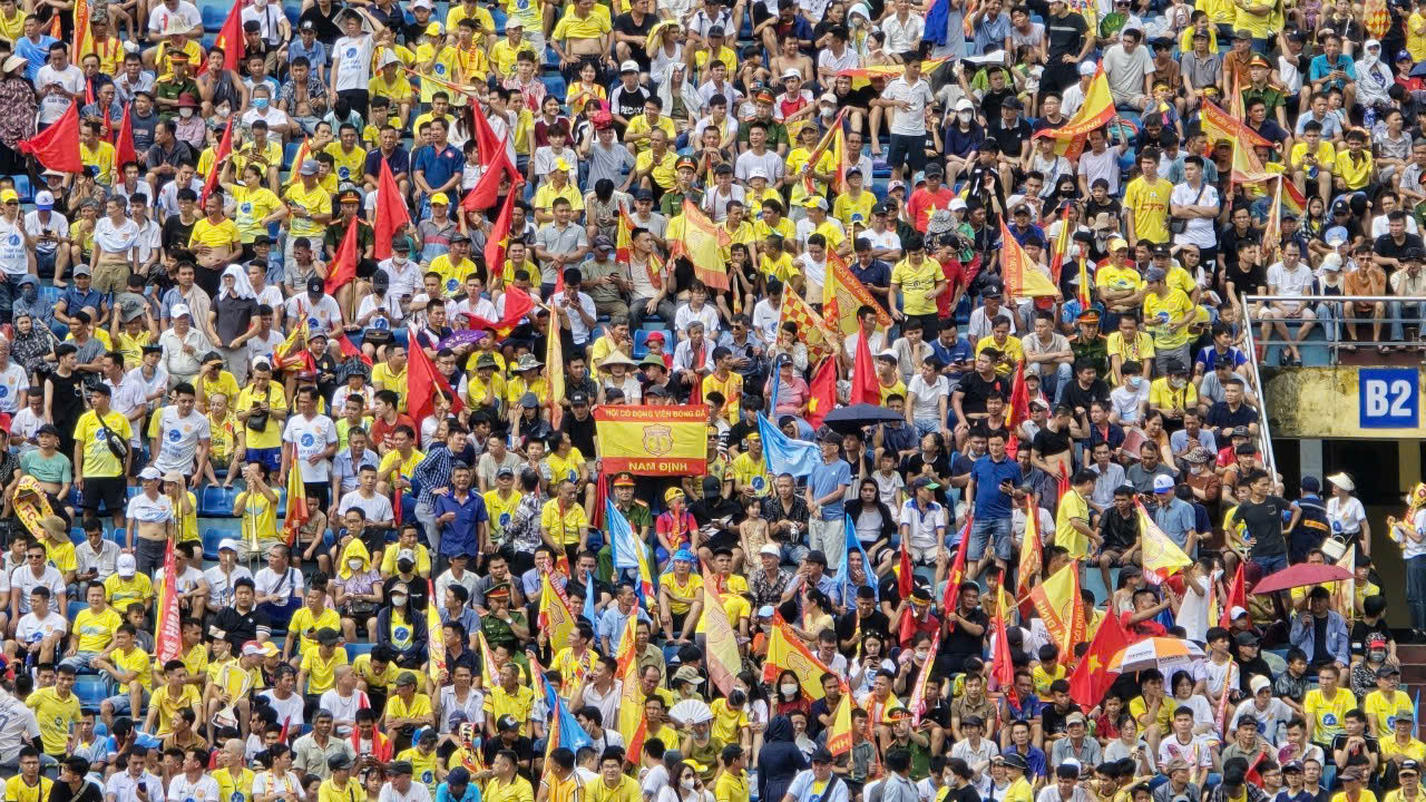 Sau 39 năm, thành Nam lại được sống trong bầu không khí lễ hội, khi Thép Xanh Nam Định đăng quang ở V-League 2023/2024. Sau 39 năm, thành Nam lại được sống trong bầu không khí lễ hội, khi Thép Xanh Nam Định đăng quang ở V-League 2023/2024.