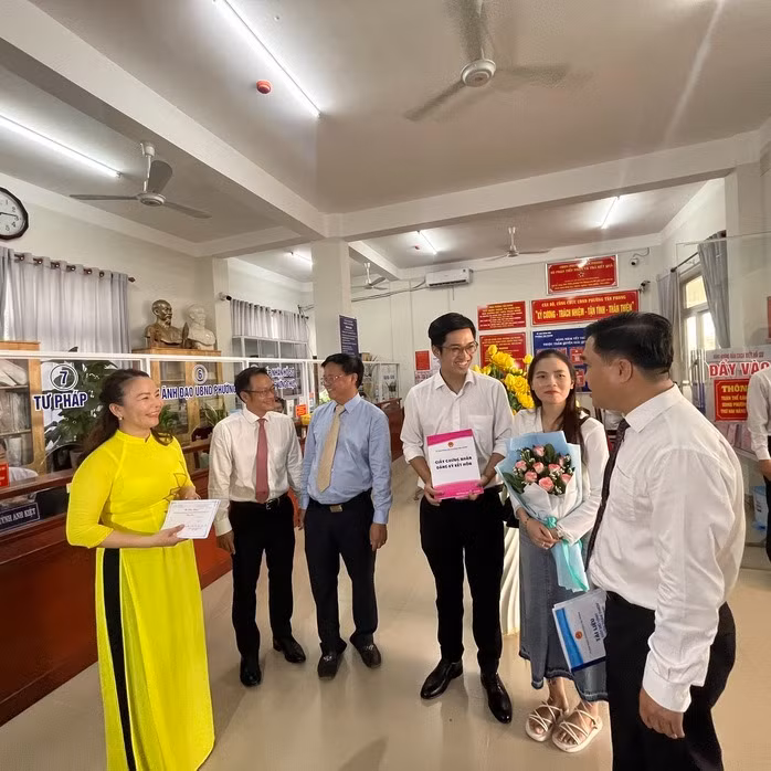 Một gia đình trẻ nhận giấy kết hôn tại phường Tân Phong, TP Biên Hòa, tỉnh Đồng Nai (Ảnh minh hoạ)