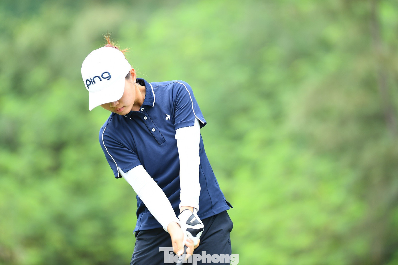 Hai golfer huyền thoại Canonica và Simon Khan luôn dõi theo các động tác của Chúc An, sau đó dành cho cô những tràng vỗ tay khen ngợi. Hoàn thành ngày thứ hai, Chúc An đạt 38 điểm (gross 66, net 69). Với tổng -4 gậy, cô là golfer Việt duy nhất đạt điểm âm sau hai ngày.