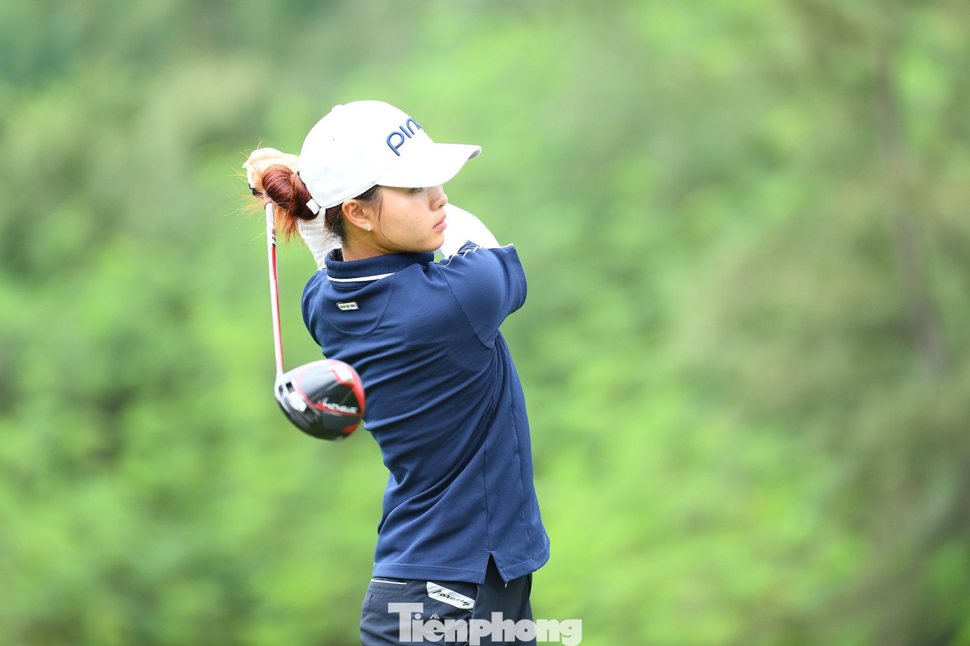 Hai golfer huyền thoại Canonica và Simon Khan luôn dõi theo các động tác của Chúc An, sau đó dành cho cô những tràng vỗ tay khen ngợi. Hoàn thành ngày thứ hai, Chúc An đạt 38 điểm (gross 66, net 69). Với tổng -4 gậy, cô là golfer Việt duy nhất đạt điểm âm sau hai ngày.