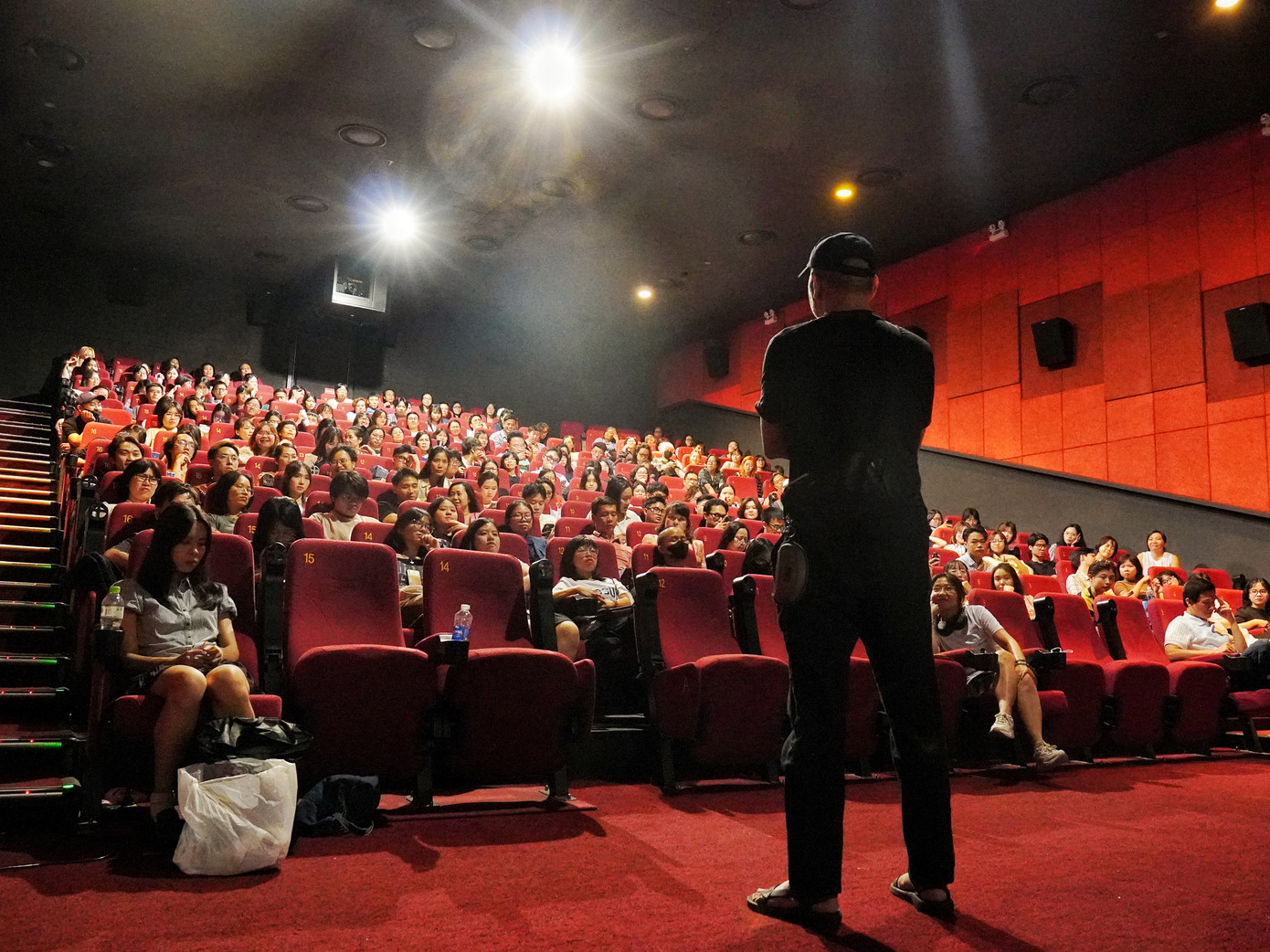 Đạo diễn Bùi Thạc Chuyên giao lưu với khán giả trong buổi chiếu bản dựng đặc biệt của Địa đạo. Ảnh: Thế Khải.