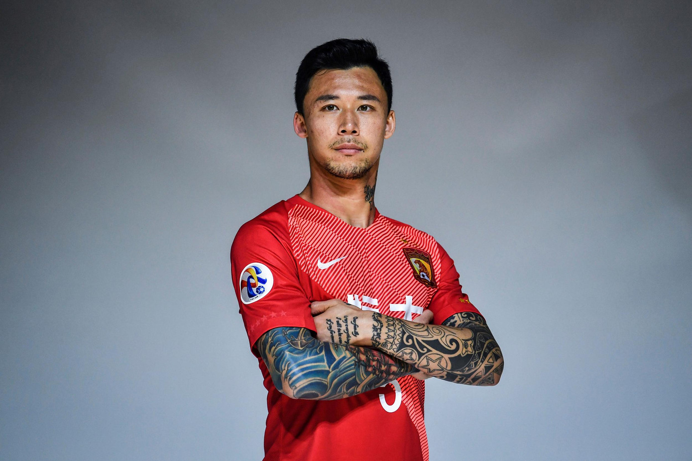 Trung vệ Zhang Linpeng có rất nhiều hình xăm ở cánh tay và cổ. (Ảnh: NBC News)
