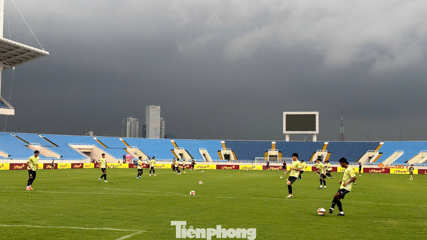 Cơn mưa lớn bất ngờ ập đến Mỹ Đình, nhưng buổi tập của ĐT Thái Lan không hề bị gián đoạn. Các học trò HLV Ishii vẫn chăm chỉ tập luyện.