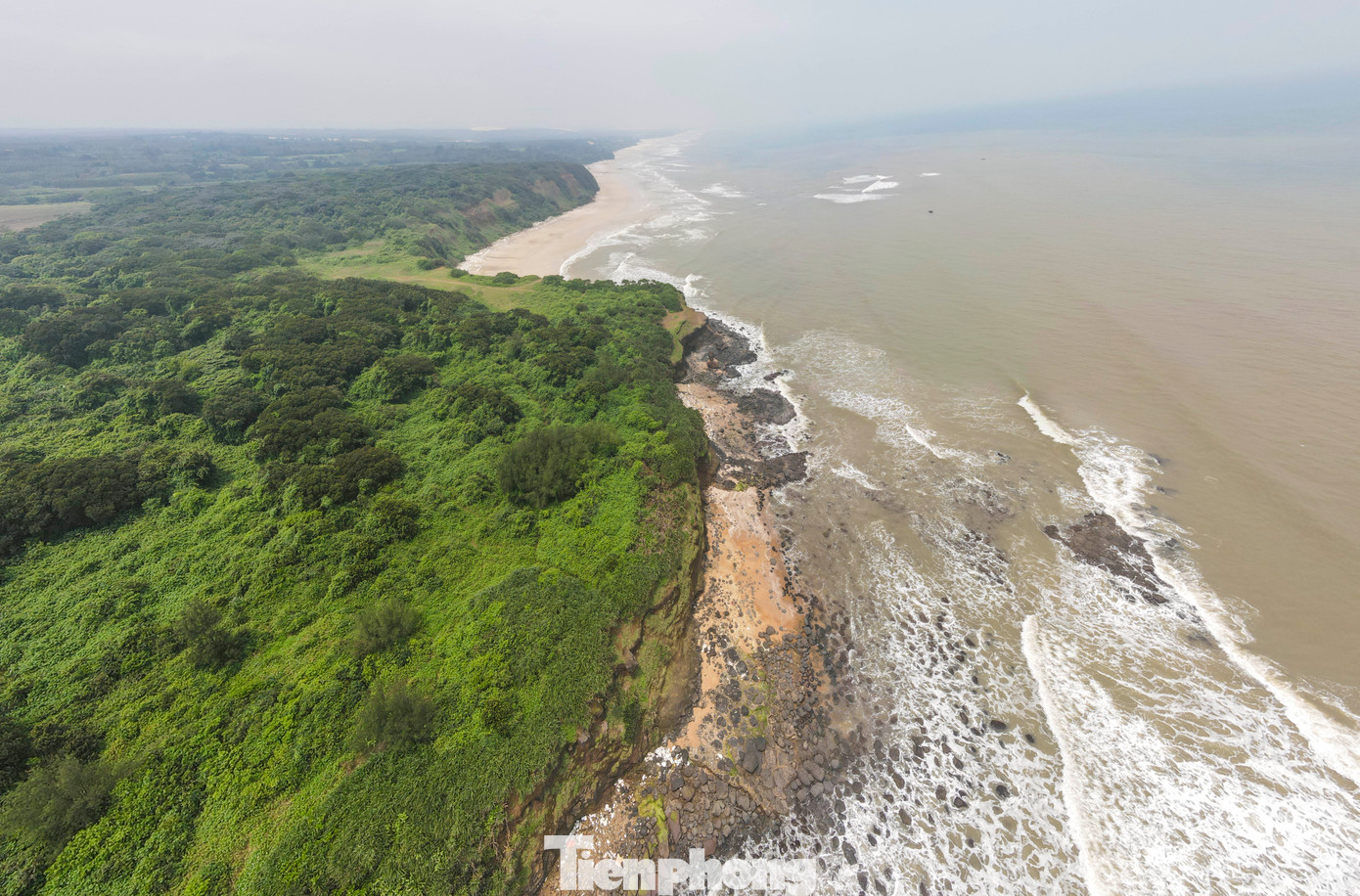 Cách thành phố Đông Hà khoảng 40km, tọa lạc tại xã Vĩnh Kim, huyện Vĩnh Linh, Mũi Trèo là một điểm đến độc đáo với một bên là rừng nguyên sinh, một bên là biển. Tất cả tạo nên khung cảnh tĩnh lặng và hoang sơ. Cách thành phố Đông Hà khoảng 40km, tọa lạc tại xã Vĩnh Kim, huyện Vĩnh Linh, Mũi Trèo là một điểm đến độc đáo với một bên là rừng nguyên sinh, một bên là biển. Tất cả tạo nên khung cảnh tĩnh lặng và hoang sơ.