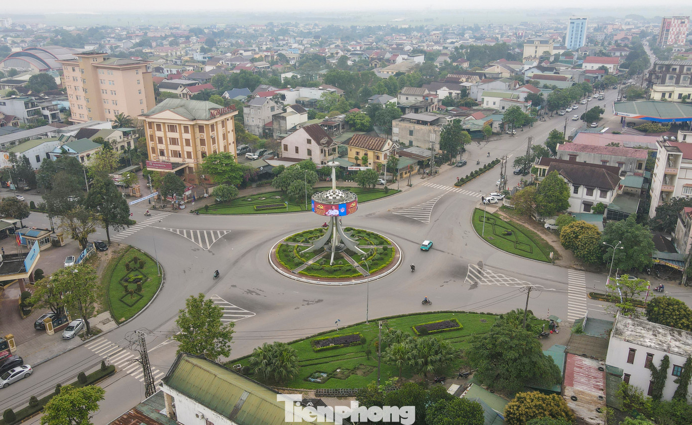 Các vận động viên chạy cự ly 5km sẽ rẽ sang đường Hải Thượng Lãn Ông, còn những người tranh tài ở các cự ly 10km, 21km và 42,195km tiếp tục chạy đến vòng xoay trước khi rẽ vào đường Lí Thường Kiệt.